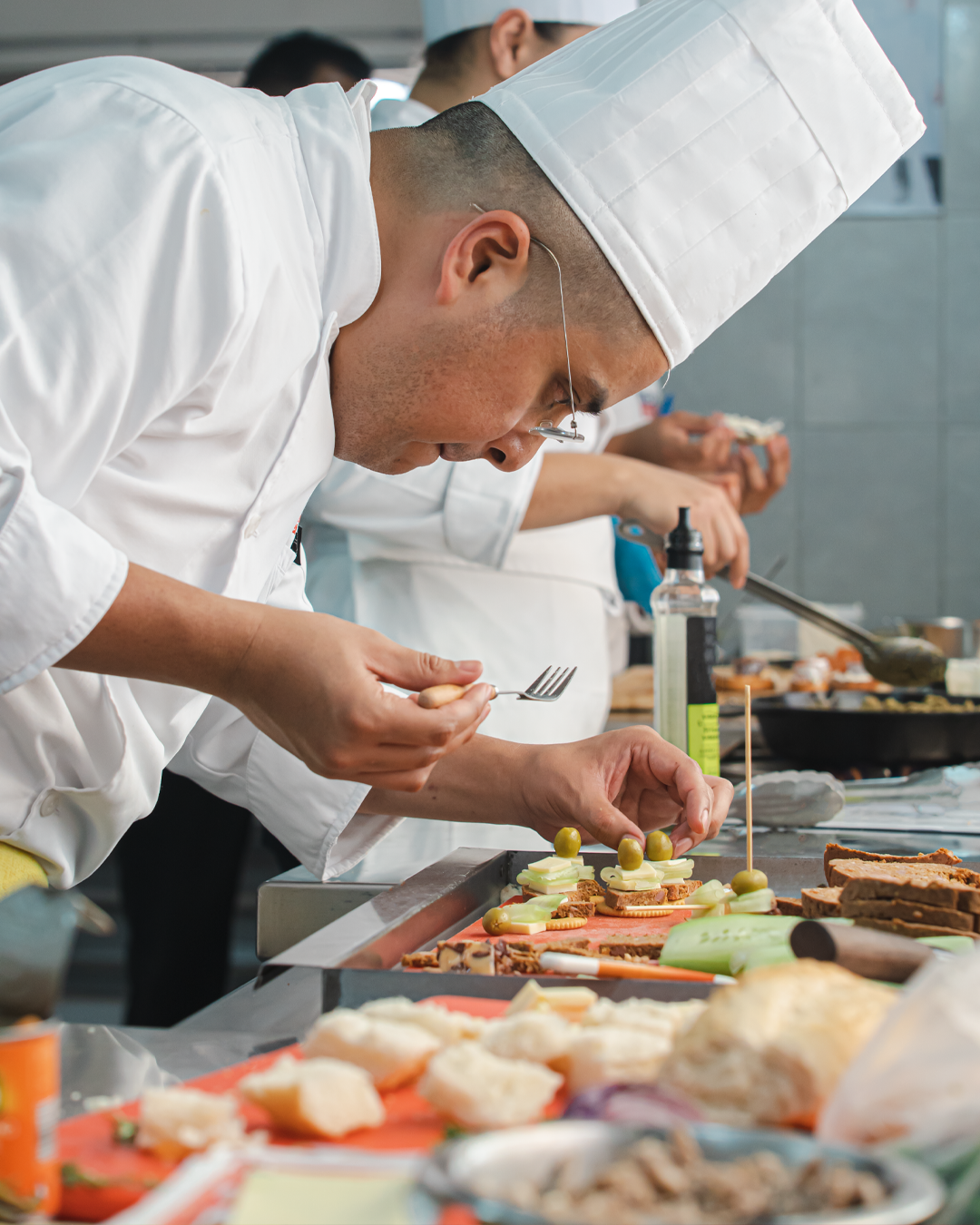 Chef profesional preparando alimentos
