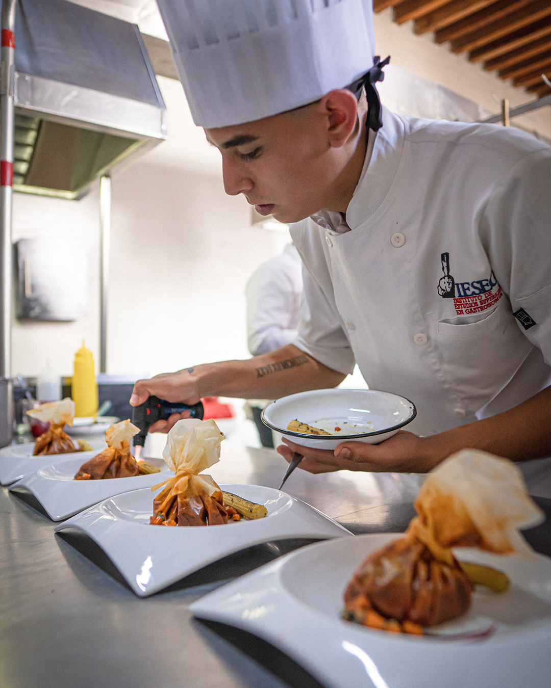 Chef IESEG emplatando en cocina profesional